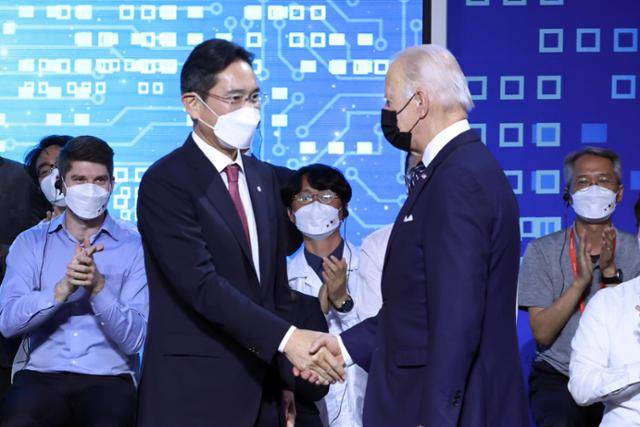 조 바이든(앞줄 오른쪽) 미국 대통령이 2022년 5월 20일 경기 평택시 삼성전자 반도체공장 시찰 후 연설을 마친 뒤 이재용 삼성전자 부회장과 악수하고 있다. 평택=연합뉴스