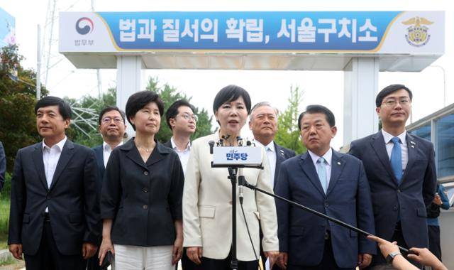 더불어민주당 3대특검종합대응특별위원회의 전현희(오른쪽 네 번째) 위원장과 장경태(맨 오른쪽) 위원 등이 11일 경기 의왕시 서울구치소 앞에서 이곳에 수감된 윤석열 전 대통령에 대한 특혜 제공 의혹과 관련해 입장을 밝히고 있다. 뉴시스