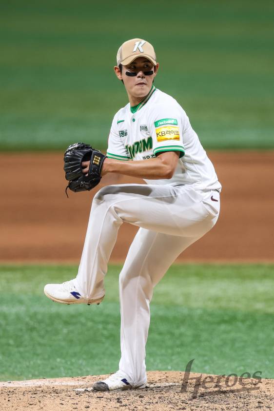 오른손 파이어볼러 조영건의 피칭 모습. 키움 제공
