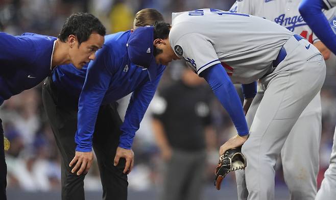 <yonhap photo-2988=""> 오타니가 21일 쿠어스 필드 등판에서 4이닝 9피안타 5실점을 부진했다. 사진은 4회 올란도 아르시아의 타구에 오른쪽 허벅지를 맞고 통증을 호소하는 오타니. (AP Photo/David Zalubowski)/2025-08-21 12:53:52/ <저작권자 ⓒ 1980-2025 ㈜연합뉴스. 무단 전재 재배포 금지, AI 학습 및 활용 금지></yonhap>