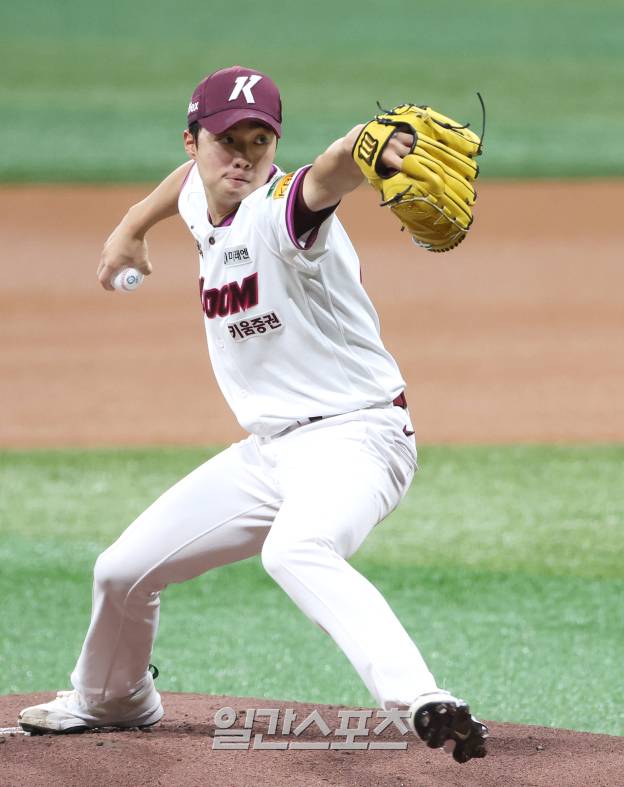 2025 KB0리그 프로야구 키움 히어로즈와 삼성 라이온즈의 경기가 22일 오후 서울 고척스카이돔에서 열렸다. 키움 선발 김연주가 등판해 공을 던지고 있다. 고척=김민규 기자 /2025.05.22/
