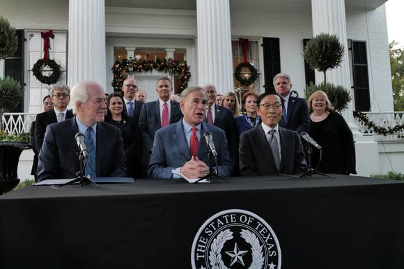 지난 2021년 11월 텍사스 주지사 관저에서 (첫 줄 왼쪽부터) 존 코닌 상원의원, 그랙 애벗 텍사스 주지사, 김기남 전 삼성전자 회장이 삼성의 테일러시 반도체 공장 투자를 발표하는 모습.[사진=삼성전자]