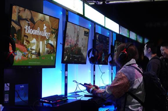 독일 쾰른에서 개막한 게임스컴 2025의 엑스박스(Xbox) 부스에서 참관객이 넷마블 신작 '프로젝트 블룸워커' 시연 버전을 플레이하고 있다. [사진=넷마블]