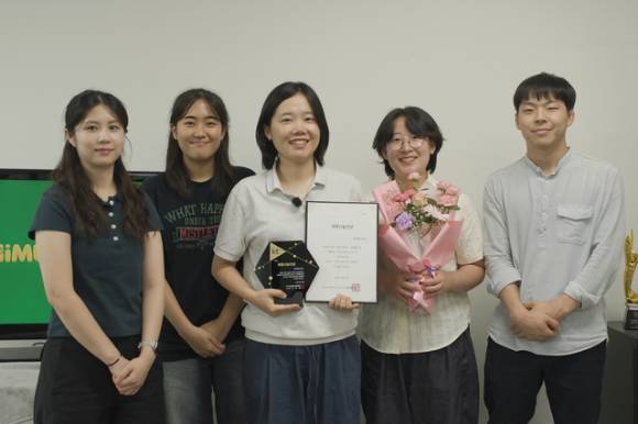 최윤제(사진 왼쪽 3번째) 머스타드 임팩트 대표와 직원들이 8월 KT희망나눔인상 수상 기념촬영을 하고 있다 [사진=KT 그룹]