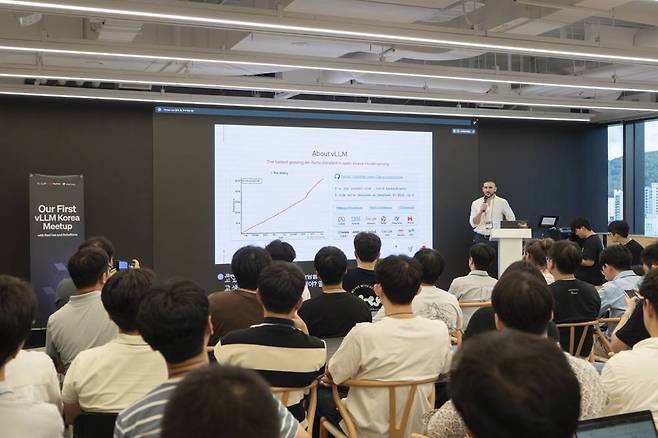 니콜로 루케시 레드햇 시니어 머신러닝 엔지니어가 vLLM의 개요를 발표하고 있다 / 출처=IT동아