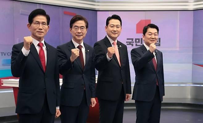 19일, 제6차 전당대회 당 대표 후보자 방송토론회에 나선 후보들. (국민의힘)