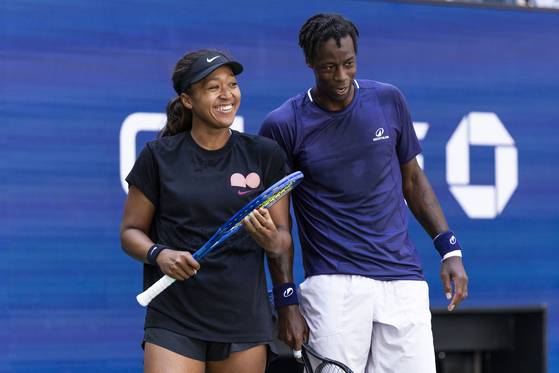규정 변화로 테니스 US오픈 혼합복식 명단이화려해졌다. 오사카 나오미-가엘 몽피스. [EPA=연합뉴스]