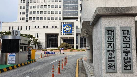 대전지법은 21일 휴가 중 상가 여자화장실에서 일면식도 없는 여성을 흉기로 위협하고 성폭행을 시도한 혐의로 기소된 현역 군인에게 징역 20년을 선고했다. 신진호 기자