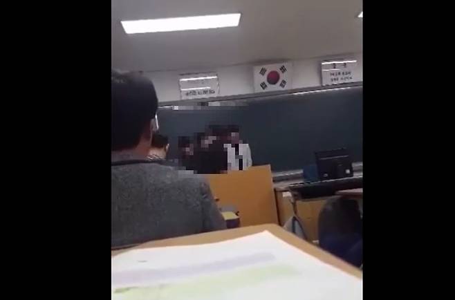 최근 여수 A고교 2017~2018년도 체벌 영상이라는 제목의 글과 영상이 확산하고 있다./사진=온라인 커뮤니티 캡처