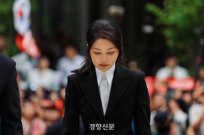 윤석열 전 대통령 배우자 김건희 여사가 지난 6일 서울 종로구 특검 사무실에 출석하고 있다. 이준헌 기자
