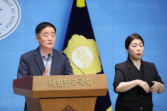 강득구 더불어민주당 의원이 지난 12일 서울 여의도 국회 소통관에서 형사소송법 일부개정법률안 대표발의 기자회견을 하고 있다. 연합뉴스