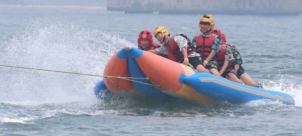 폭염 속 부산 수영구 광안리해양레포츠센터를 찾은 피서객들이 바나나보트를 타며 한여름 무더위를 식히고 있다. 연합뉴스