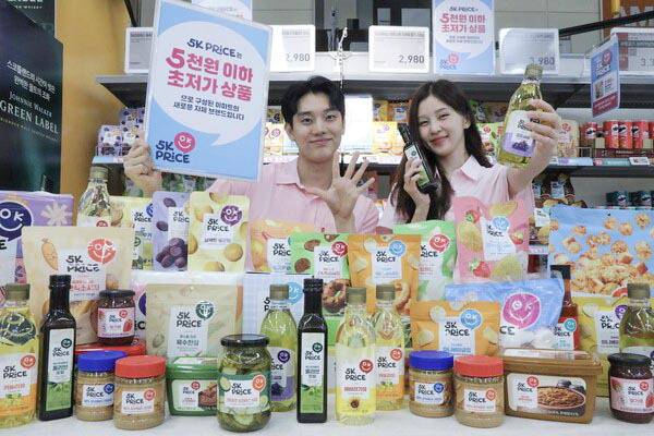 이마트가 최근 론칭한 5000원 이하 자체 초저가 브랜드 ‘5K PRICE(오케이 프라이스)’ 대표상품을 모델이 선보이고 있다.   이마트 제공