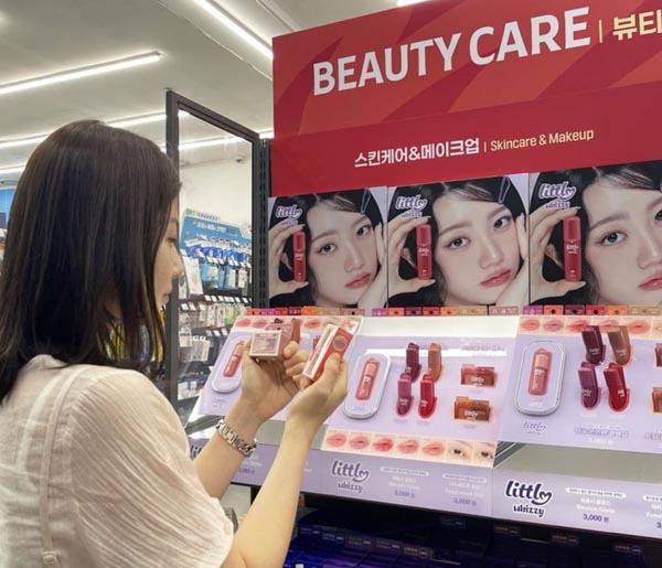 뷰티 매대에서 한 고객이 상품을 살펴보고 있다. GS25 제공