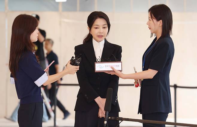 Kim Keon Hee, former first lady, center, attends her first questioning session at the headquarters of the special counsel team in central Seoul on Aug. 6. [JOINT PRESS CORPS]