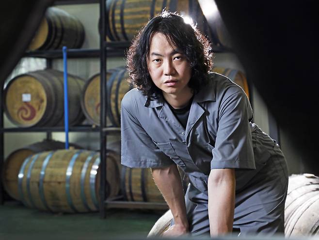 Kim Chang-soo at his whiskey distillery in Gimpo. [PARK SANG-MOON]