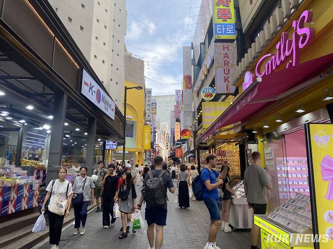 20일 서울 명동 거리에 외국인 관광객이 오다니고 있다. 심하연 기자