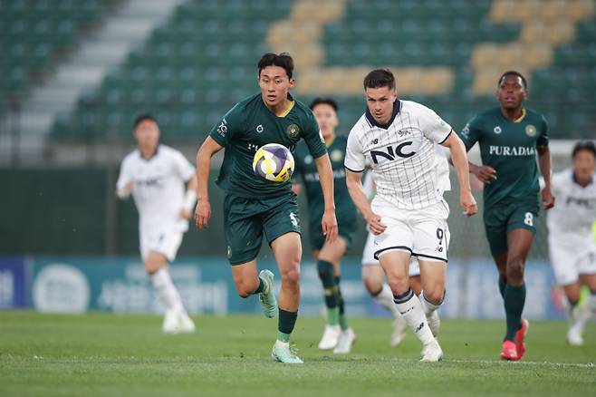 김포FC 이찬형과 서울 이랜드 아이데일. 한국프로축구연맹 제