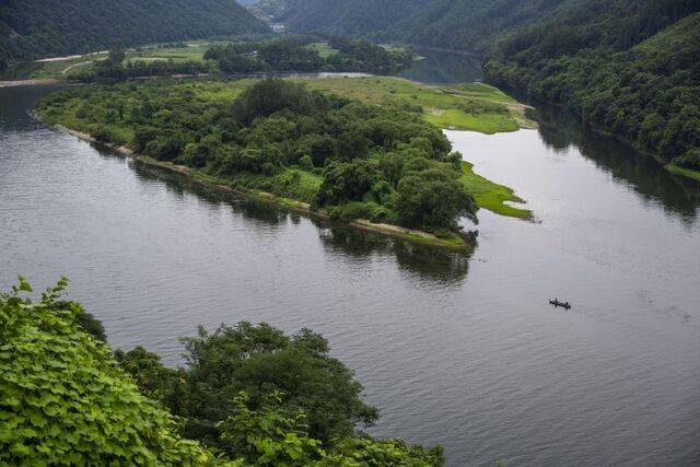 체험객들이 카누를 타고 배바위를 향해 가고 있다.