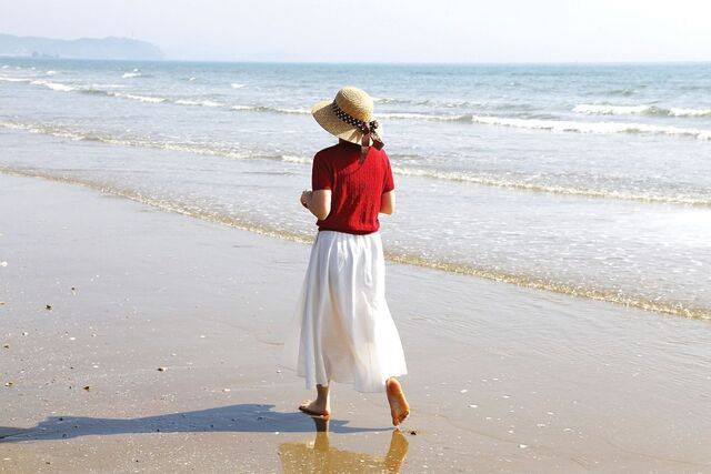 태안 기지포해변 방문객이 맨발로 걷고 있다.