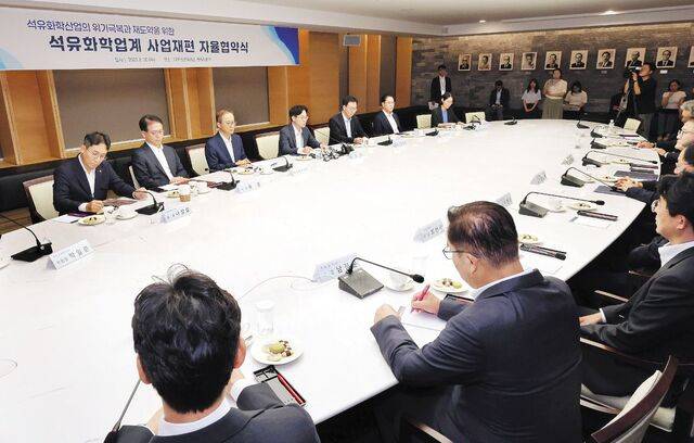 김정관(왼쪽 네 번째) 산업통상자원부 장관이 20일 서울 중구 대한상공회의소에서 열린 ‘석유화학산업 재도약을 위한 산업계 사업재편 자율 협약식’에서 발언하고 있다. 김 장관은 선 자구노력, 후 정부 지원 방침을 강조했다. 연합뉴스