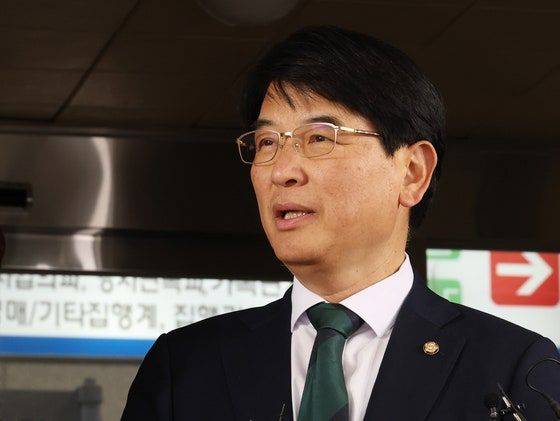 보좌진을 성추행한 혐의 등으로 불구속기소 된 박완주 전 의원. 연합뉴스