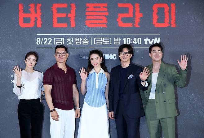 배우 김태희(왼쪽부터), 대니얼 대 킴, 레이나 하디스티, 김지훈, 션 리차드가 21일 서울 용산구 CGV아이파크몰점에서 열린 아마존 프라임 비디오 시리즈 '버터플라이' 제작발표회에서 포즈를 취하고 있다. 뉴시스