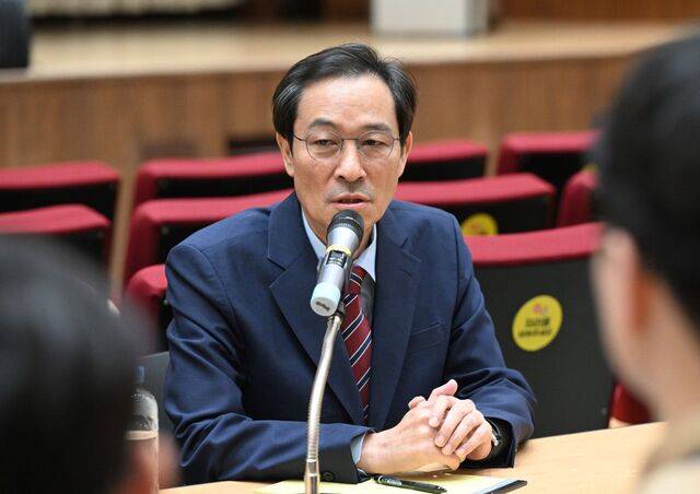 우상호 대통령실 정무수석이 21일 서울 용산 대통령실에서 기자간담회를 갖고 발언하고 있다. 우 수석은 이재명 대통령이 단행한 광복절 특사 배경과 당·정·대의 검찰개혁 로드맵 논의 과정 등을 설명했다. 김지훈 기자