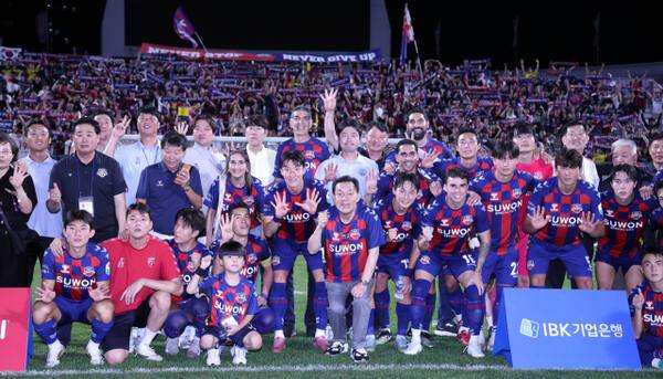 프로축구 K리그1 수원FC가 후반기 무서운 상승세를 몰아 중위권 도약을 넘보고 있다. 사진은 지난 16일 울산 HD전 승리 후 이재준 구단주(앞줄 가운데)와 선수단이 기념촬영을 하고 있다. 발리볼코리아닷컴 제공