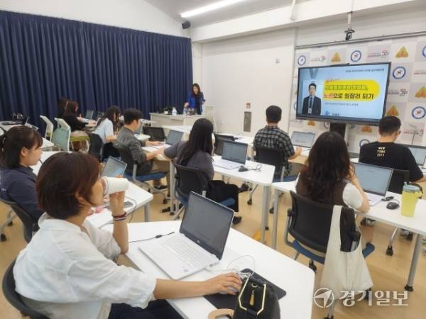 디지털 역량강화 프로그램인 ‘스마트워크 첫걸음, 노션으로 일잡러 되기’를 수강중인 연천지역 공무원들. 박화선기자