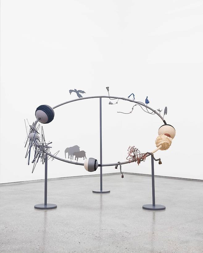 홍영인 ‘An ancient bird, moonflowers, an anti-Japanese women‘s labor protest, a katydid, a cicada, rituals, winds, a yoke, elephants, and a river’(2025). PKM갤러리