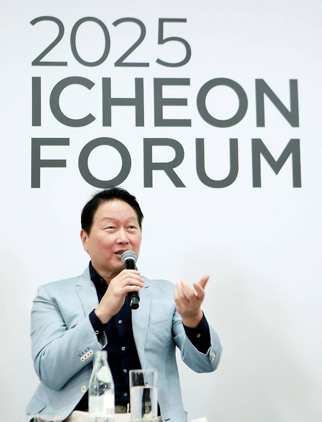 최태원 SK그룹 회장이 지난 20일 서울 SK서린사옥에서 열린 ‘이천포럼 2025’ 폐막 세션에서 참석자들과 질의응답 시간을 갖고 있다. 2025.8.21 [SK 수펙스추구협의회 제공]