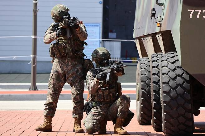 육군 제35보병사단이 지난 20일 2025 UFS/TIGER 연습 일환으로 남원종합스포츠타운에서 통합방위 훈련을 하는 모습. 기사 내용과 직접적인 관련 없음. [사진 출처 = 육군 35사단, 연합뉴스]