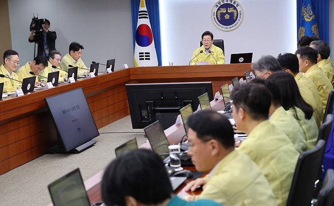 이재명 대통령이 21일 서울 용산 대통령실에서 열린 제8차 수석보좌관 회의에서 모두발언을 하고 있다.  김호영 기자