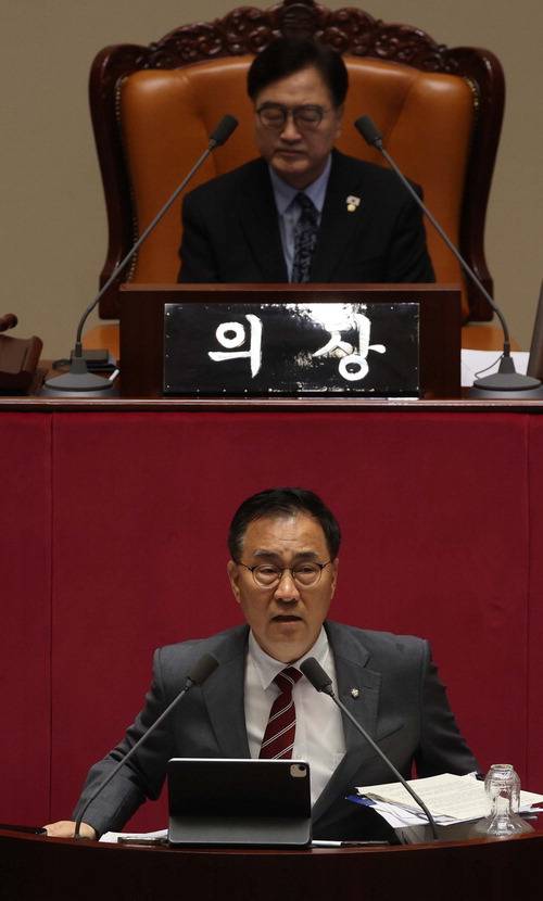최형두 국민의힘 의원(아래)이 21일 서울 여의도 국회에서 열린 본회의에서 한국교육방송공사법(EBS법) 개정안 본회의 의결을 막기 위한 무제한 토론을 장시간 이어가고 있다.  한주형 기자