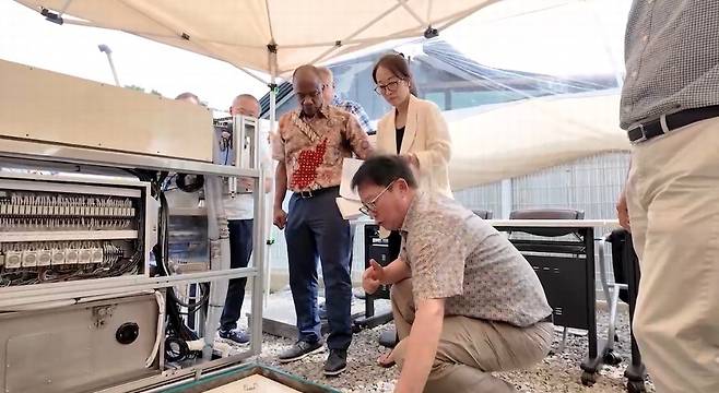 김종호 위드마스터스 대표(앉아 있는 사람)가 지난달 방한한 게이츠재단 관계자들에게 친환경 화장실을 설명하고 있다. 위드마스터스