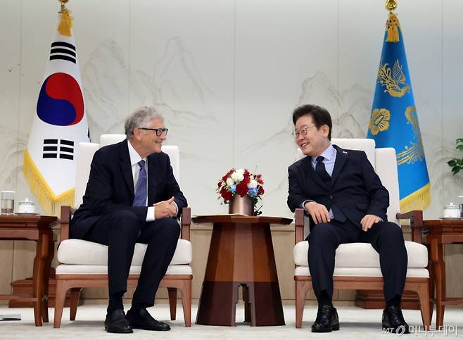 [서울=뉴시스] 최동준 기자 = 이재명 대통령이 21일 서울 용산 대통령실에서 빌 게이츠 게이츠재단 이사장을 접견하고 있다. (대통령실통신사진기자단) 2025.08.21. photocdj@newsis.com /사진=최동준