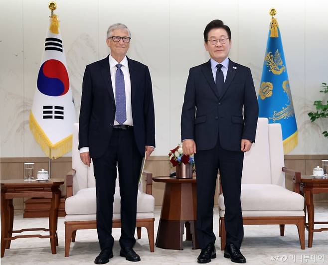 [서울=뉴시스] 최동준 기자 = 이재명 대통령이 21일 서울 용산 대통령실에서 빌 게이츠 게이츠재단 이사장을 접견하고 있다. (대통령실통신사진기자단) 2025.08.21. photocdj@newsis.com /사진=최동준