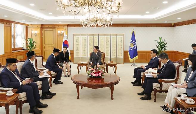 김민석 국무총리가 21일 오전 서울 종로구 정부서울청사에서 수기오노 인도네시아 외교장관을 접견하고 있다./사진=뉴스1