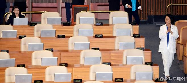 [서울=뉴시스] 김금보 기자 = 21일 서울 여의도 국회에서 열린 제428회국회(임시회) 제1차 본회의에서 방송문화진흥화법 일부개정법률안이 가결된 후 이진숙 방송통신위원장과 최민희 과학기술정보방송통신위원장이 스쳐 지나고 있다. 2025.08.21. kgb@newsis.com /사진=김금보