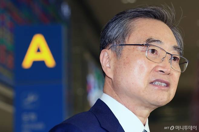 지난 3일 미국 방문을 마친 조현 외교부 장관이 인천국제공항 2터미널을 통해 귀국해 취재진의 질문에 답하고 있다. / 사진=뉴스1