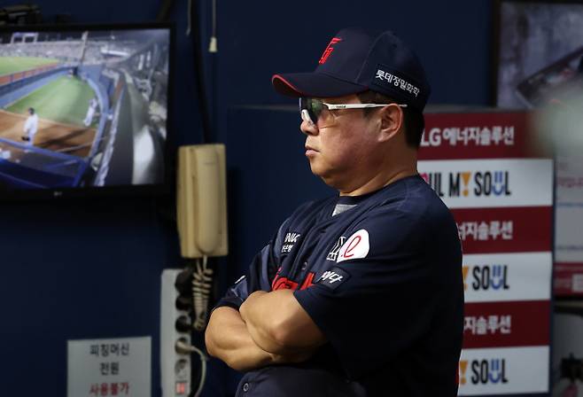 롯데 자이언츠가 10연패를 당하며 하락세를 타고 있따. 사진은 지난 20일 서울 송파구 잠실야구장에서 열린 LG트윈스와 경기를 지켜보는 김태형 롯데 자이언츠 감독의 모습. /사진=뉴시스
