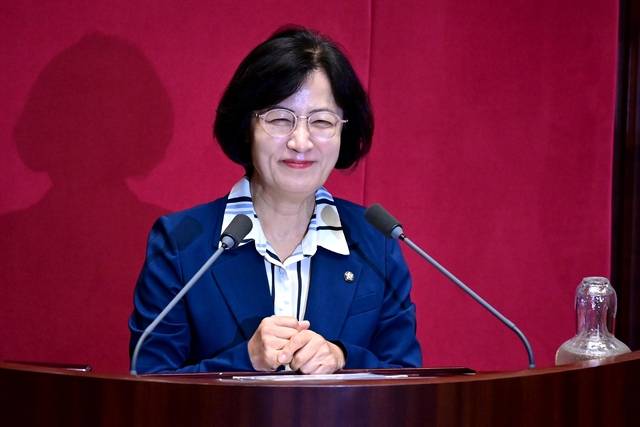 21일 오전 국회 본회의에서 신임 법제사법위원장으로 선출된 추미애 더불어민주당 의원이 당선 인사를 하고 있다. 문호남 기자
