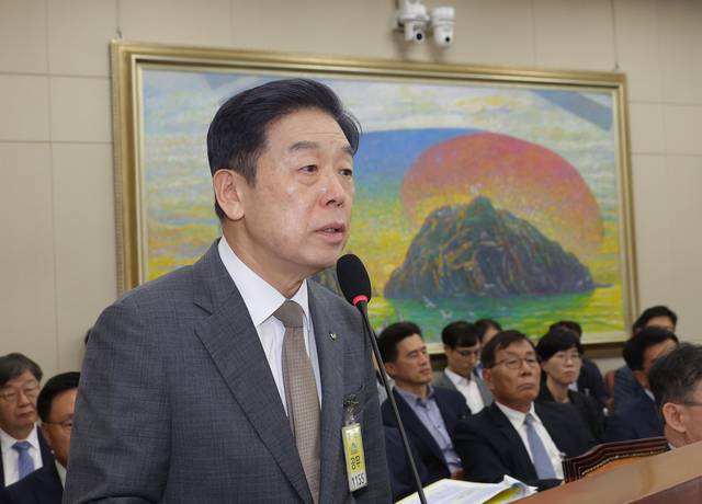 김형석 독립기념관장이 21일 국회에서 열린 정무위원회 전체회의에서 의원 질의에 답변하고 있다.  연합뉴스
