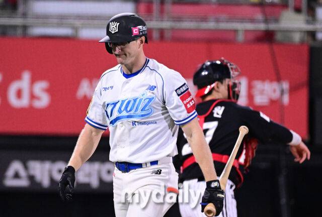 2025년 8월 12일 오후 경기도 수원KT위즈파크에서 열린 '2025 신한 SOL뱅크 KBO 리그' LG 트윈스와 KT 위즈의 경기KT 스티븐슨이 7회말 선두타자로 나와 삼진을 당한 뒤 아쉬워하고 있다.
