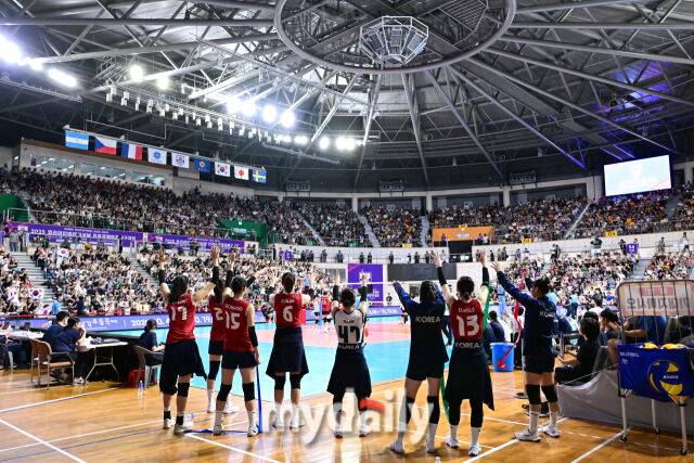 한국은 만원 관중 앞에서 한일전 승리를 올렸으나 '오심 논란'으로 씁쓸한 뒷맛을 남겼다. /진주체육관=유진형 기자