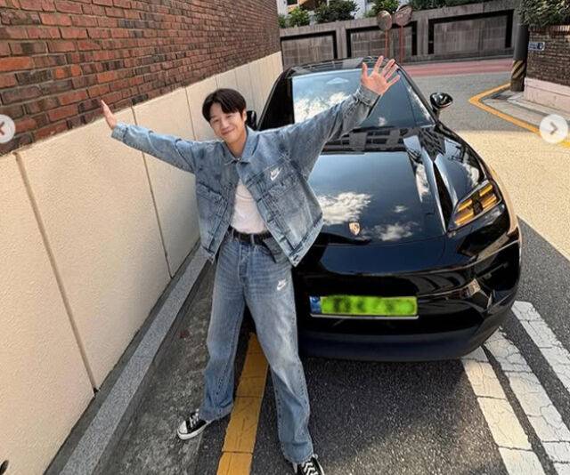 정준원이 고급 차량 앞에서 벅찬 마음을 표현했다. / 정준원 소셜미디어