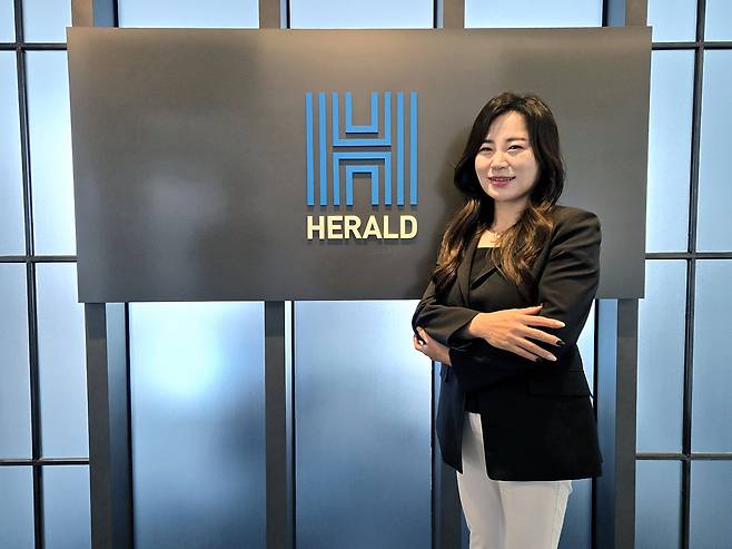 박은정 플라스틱히어로코리아 대표가 최근 헤럴드미디어그룹(헤럴드경제 코리아헤럴드)에 방문해 기념사진을 찍고 있다. 그는 “모든 국민이 플라스틱히어로가 돼 폐플라스틱 재활용에 동참했으면 좋겠다”며 “전세계에서도 주목받는 ESG 기반의 친환경 선도기업으로 커나가고 싶다”고 했다.