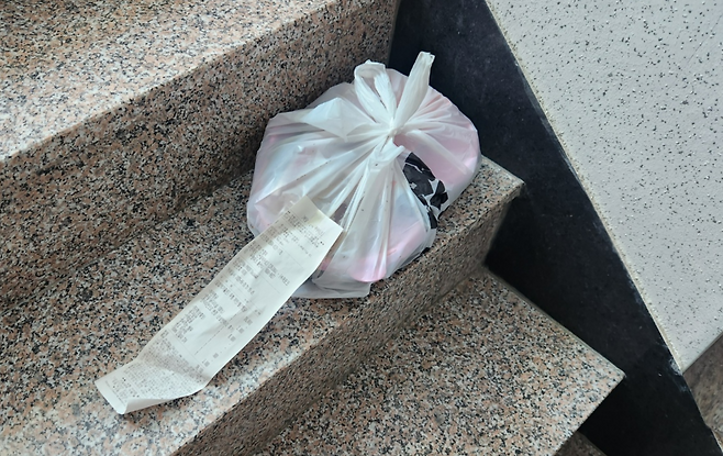 2개월 전 주문하고 방치되어 있는 배달 음식 [이영기 기자]