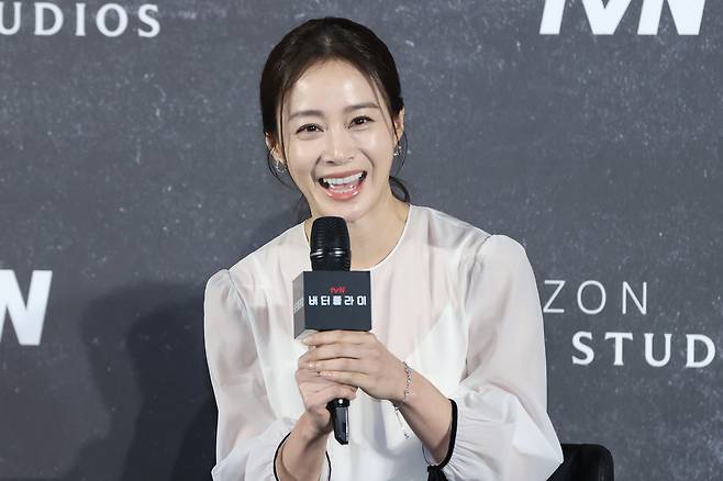 배우 김태희가 21일 서울 CGV용산아이파크몰에서 열린 영화 ‘버터플라이’ 기자간담회에서 인사말을 하고 있다. [연합]